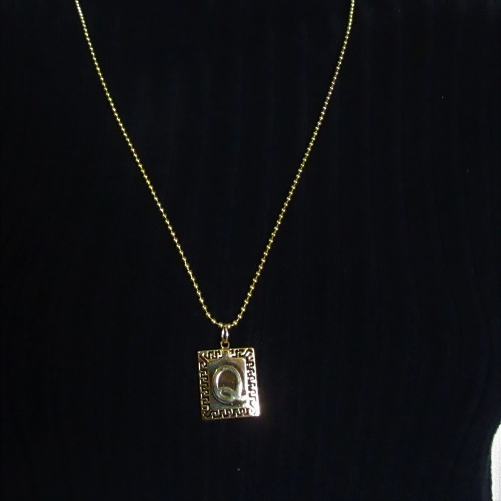 Letter Q necklace -New Unisex